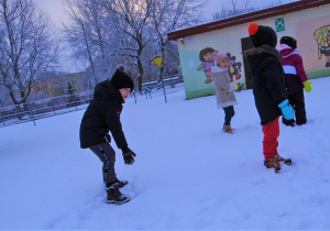 Dzieci rzucają śnieżkami